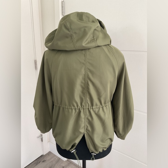 D Casual Green short hooded light jacket with adjustable Sleeves . - Picture 4 of 8